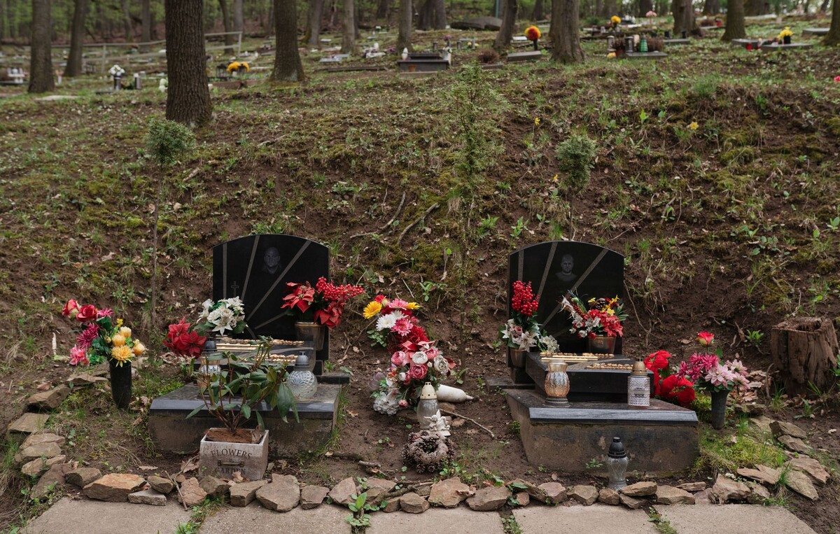 Hroby Diničovcov.