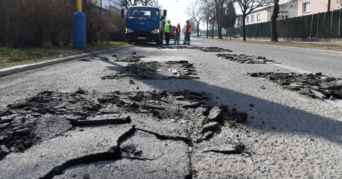 Silnice bez výmolů? Nový speciální asfalt se dokáže opravit sám bez lidské pomoci
