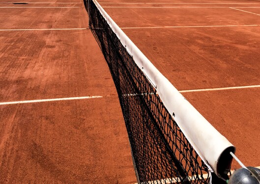 Na akom povrchu sa hrá Roland-Garros?