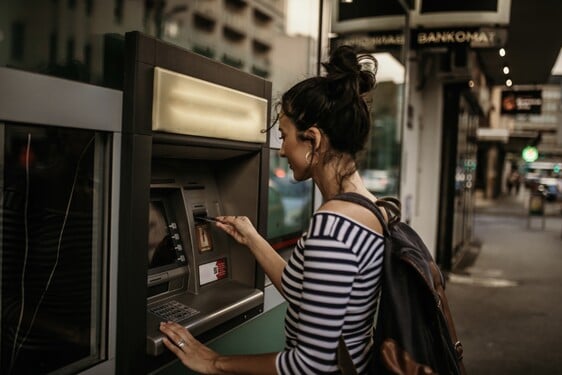 Ak si vezmeš spotrebný úver vo výške 5 000 eur s výškou úroku 6 % a budeš ho splácať počas piatich rokov, koľko zhruba preplatíš banke?
