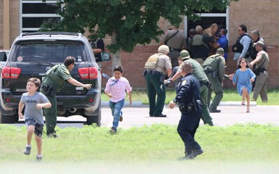 Policajti pri texaskom masakri detí nezakročili vyše 40 minút. Čakali na kľúče od školníka a bránili vstupu iniciatívnym rodičom.