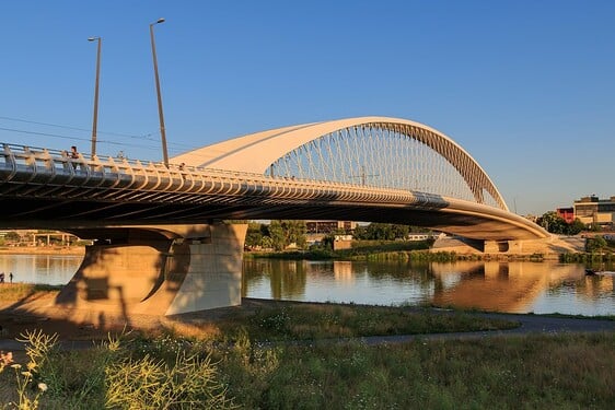 Tento krasavec je jedním z nejnovějších mostů v Praze. Vznikl v roce 2013, kdy nahradil svého předchůdce, provizorní tramvajový most zvaný „Rámusák“. Po tomto mostě dnes pohodlně projedeš autem, tramvají či projdeš po svých. Víš, jak se tento most s ikonickým obloukem jmenuje?