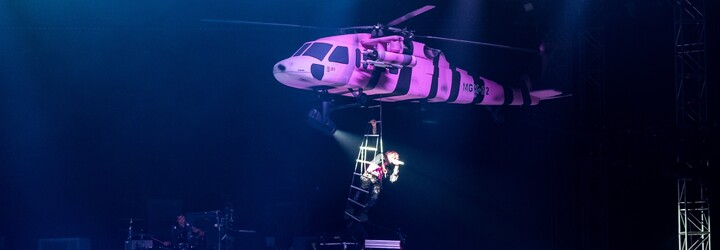 Machine Gun Kelly sa nad Prahou vznášal v rúžovej helikoptére. Takmer dve hodiny dlhá show bola miestami únavná (Reportáž)