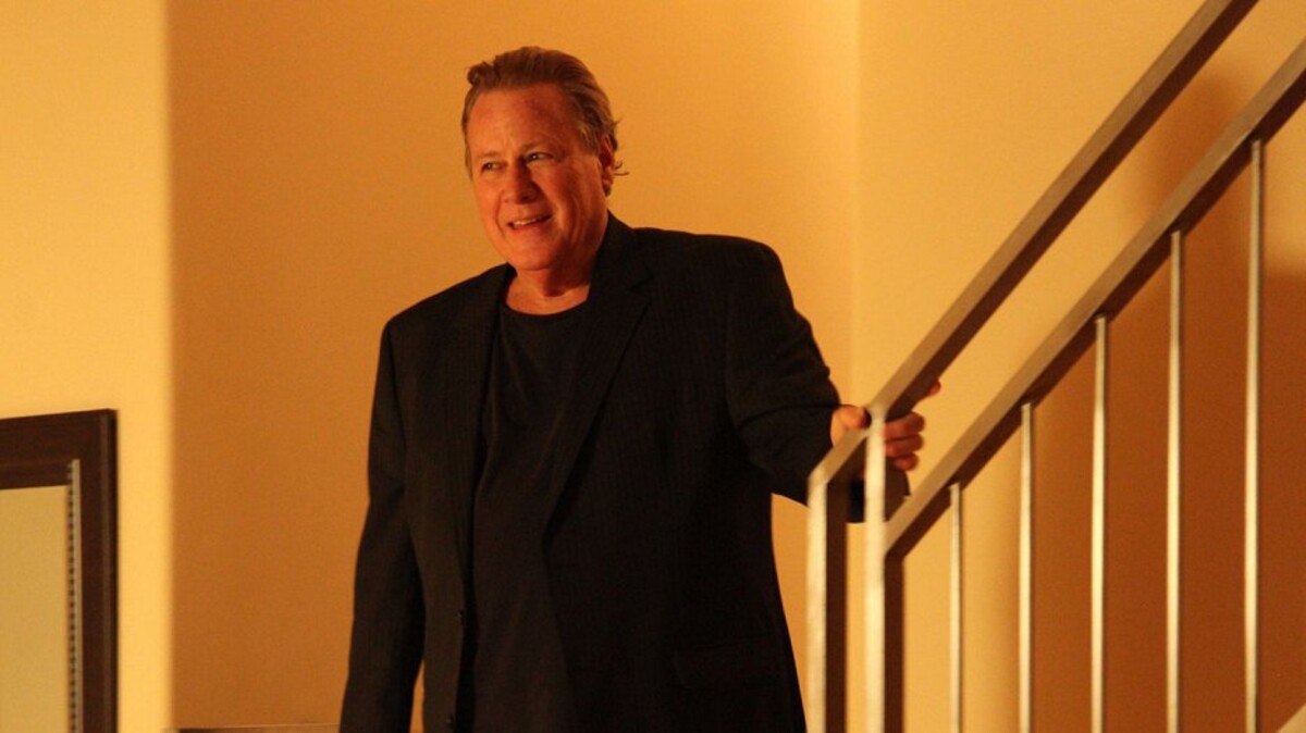 John Heard ve filmu Living Among Us.