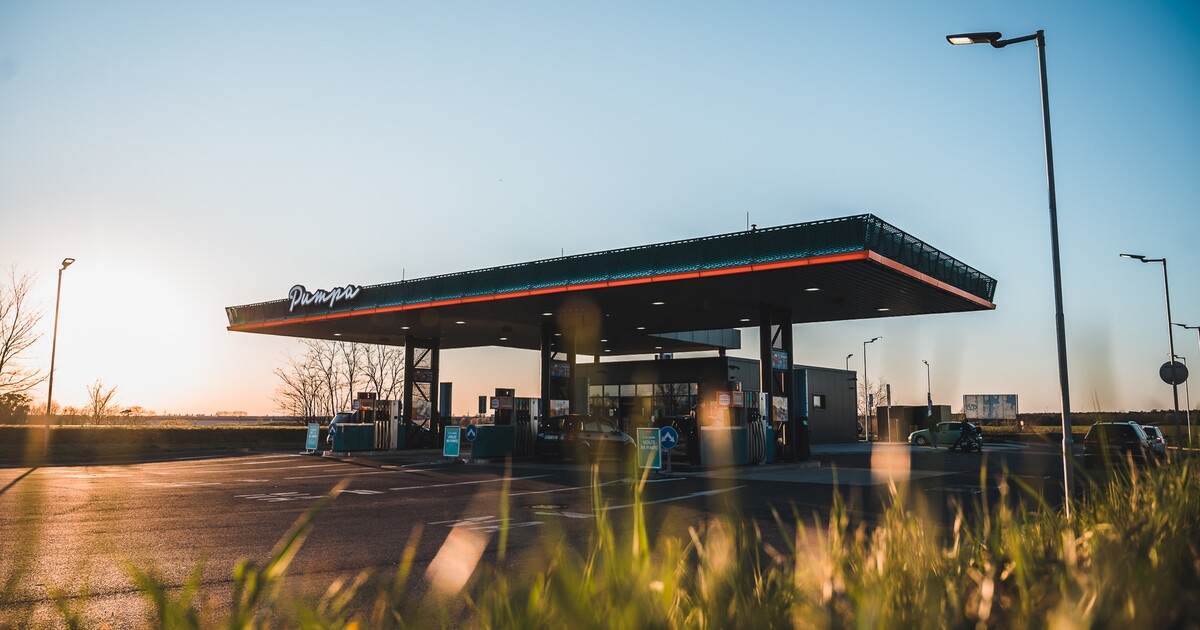 Cena benzinu klesá. Za naftu budeme ale platit čím dál více