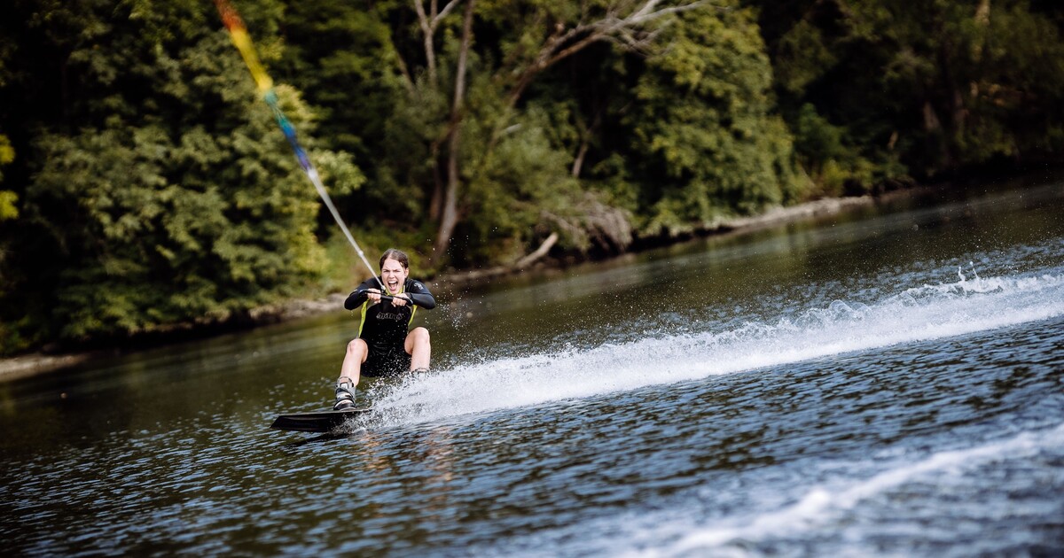 Kam k vodě ve středních Čechách: Tips na wakeparky i vodácké trasy s nejhezčími výhledy