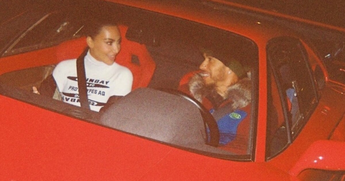 Lewis Hamilton a Kim Kardashian se spolu objevili v nočním Tokiu. Na záběrech driftují ve Ferrari F40