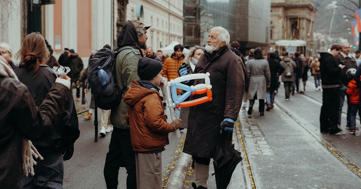 FOTO: Národní třídu navštívilo 17. listopadu 102 tisíc lidí. Vrcholem byla Modlitba pro Martu v podání Jana Ciny