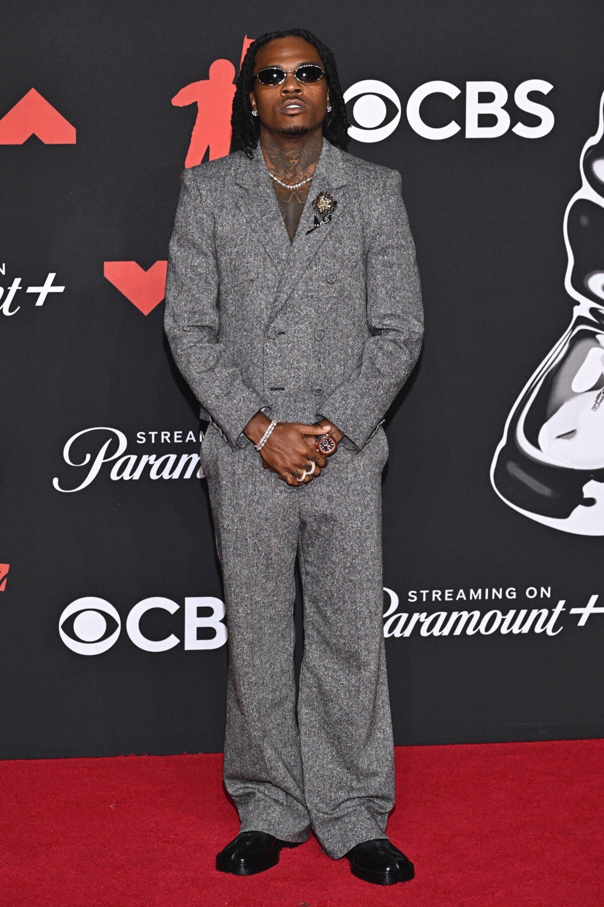 Gunna v luxusnom obleku Valentino na červenom koberci počas MTV Video Music Awards 2025.