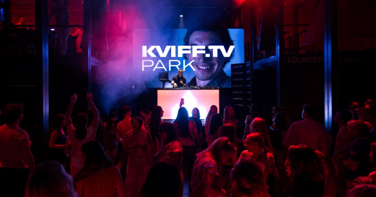 Festival ve Varech je v plném proudu. Řadu věcí můžeš sledovat i z pohodlí domova