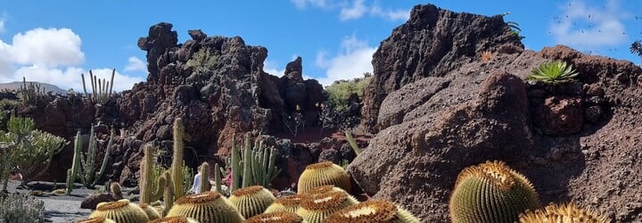 10 dôvodov, prečo ísť na dovolenku na Lanzarote. Je to ostrov bez bilbordov, kde ti rybu upečú nad vulkánom