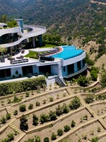 10 luxusných domov hudobných hviezd: Travis Scott má vilu v tvare jachty a Ed Sheeran vlastnú minidedinu