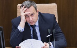 10 najbizarnejších momentov odchádzajúceho Andreja Danka: Bozkával výložky a cez telefón aj Zsuzsovú, často si sám priťažil