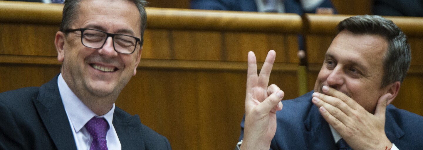 10 najbizarnejších momentov odchádzajúceho Andreja Danka: Bozkával výložky a cez telefón aj Zsuzsovú, často si sám priťažil
