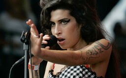 10 najlepších hudobných dokumentov (nielen) na Netflixe: Aký je príbeh Amy Winehouse, Beyoncé, Travisa Scotta, Oasis či Daft Punk?