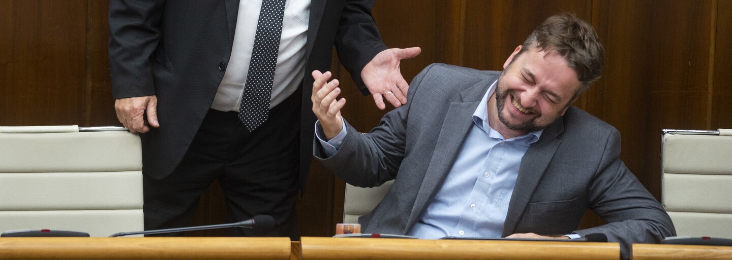 10 poslancov nového parlamentu, na ktorých si treba dávať pozor: Odsúdení extrémisti, bývalá veštica aj tenisti