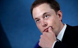 10 vecí, ktoré si možno nevedel o Elonovi Muskovi: viackrát bol na mizine, za tweet musel zaplatiť pokutu a v škole ho šikanovali