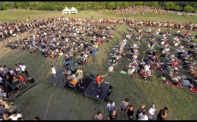 1000 ľudí hrajúcich pieseň od Foo Fighters. Talianski rockeri chcú, aby ich Dave so skupinou prišiel pozrieť do Ceseny 1000 ľudí hrajúcich pieseň od Foo Fighters. Talianski rockeri chcú, aby ich Dave so skupinou prišiel pozrieť do Ceseny