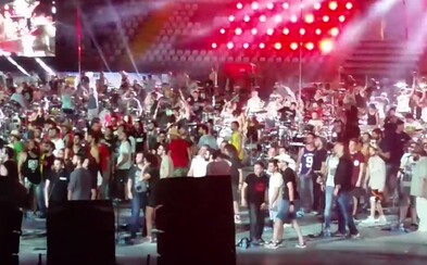 1000 ľudí milujúcich hudbu je späť a strihli si rovno celovečerný koncert. Hrali skladby od Nirvany či Davida Bowieho 1000 ľudí milujúcich hudbu je späť a strihli si rovno celovečerný koncert. Hrali skladby od Nirvany či Davida Bowieho