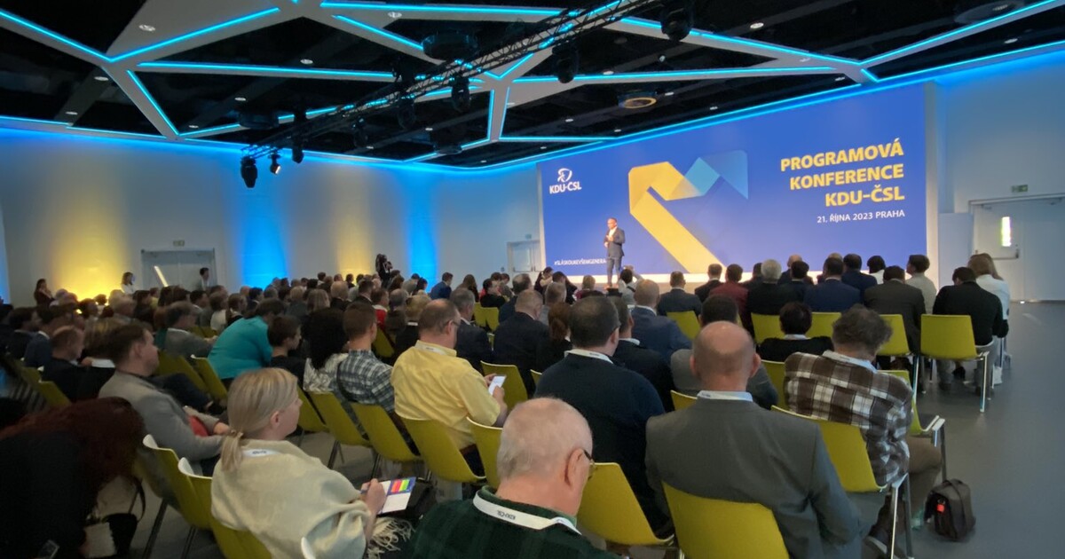 Množme se a milujme se, poradil lidovec Philipp svým spolustraníkům. Jurečka na konferenci slíbil daňové prázdniny