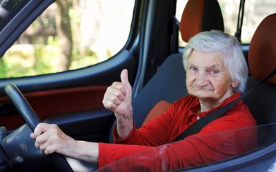 103-ročnú babku chytila polícia s neplatným vodičákom. Šoférovať však neprestane, teraz si plánuje kúpiť Vespu