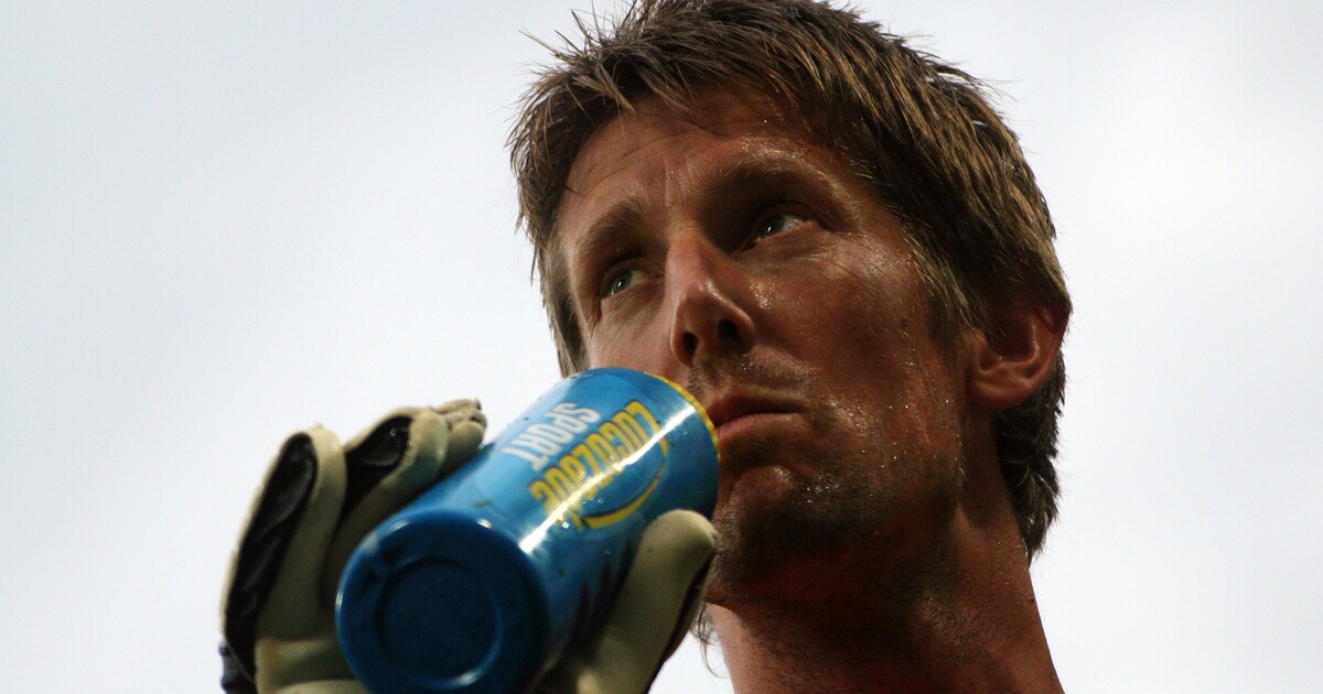 Fotbalovou legendu Manchesteru United museli hospitalizovat. Edwin van der Sara byl převezen do nemocnice s krvácením do mozku