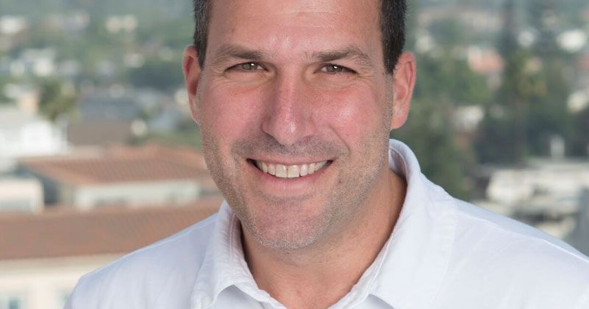 Policie se zajímá o ex-manažera Justina Biebera a Post Maloneho. V jeho pokoji našli tělo mrtvé ženy a neznámou látku