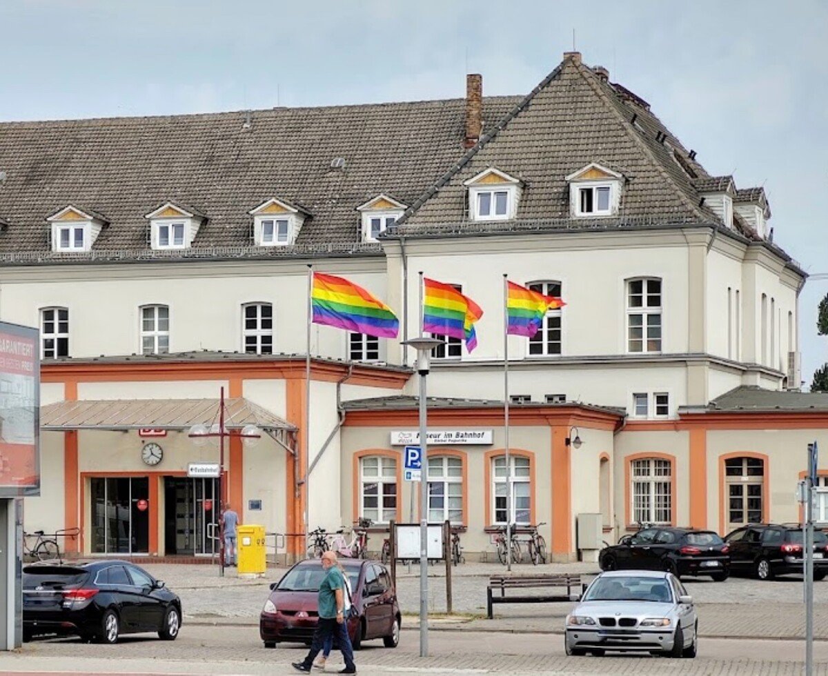 Vlaková stanica v nemeckom meste Neubrandenburg s dúhovými vlajkami.