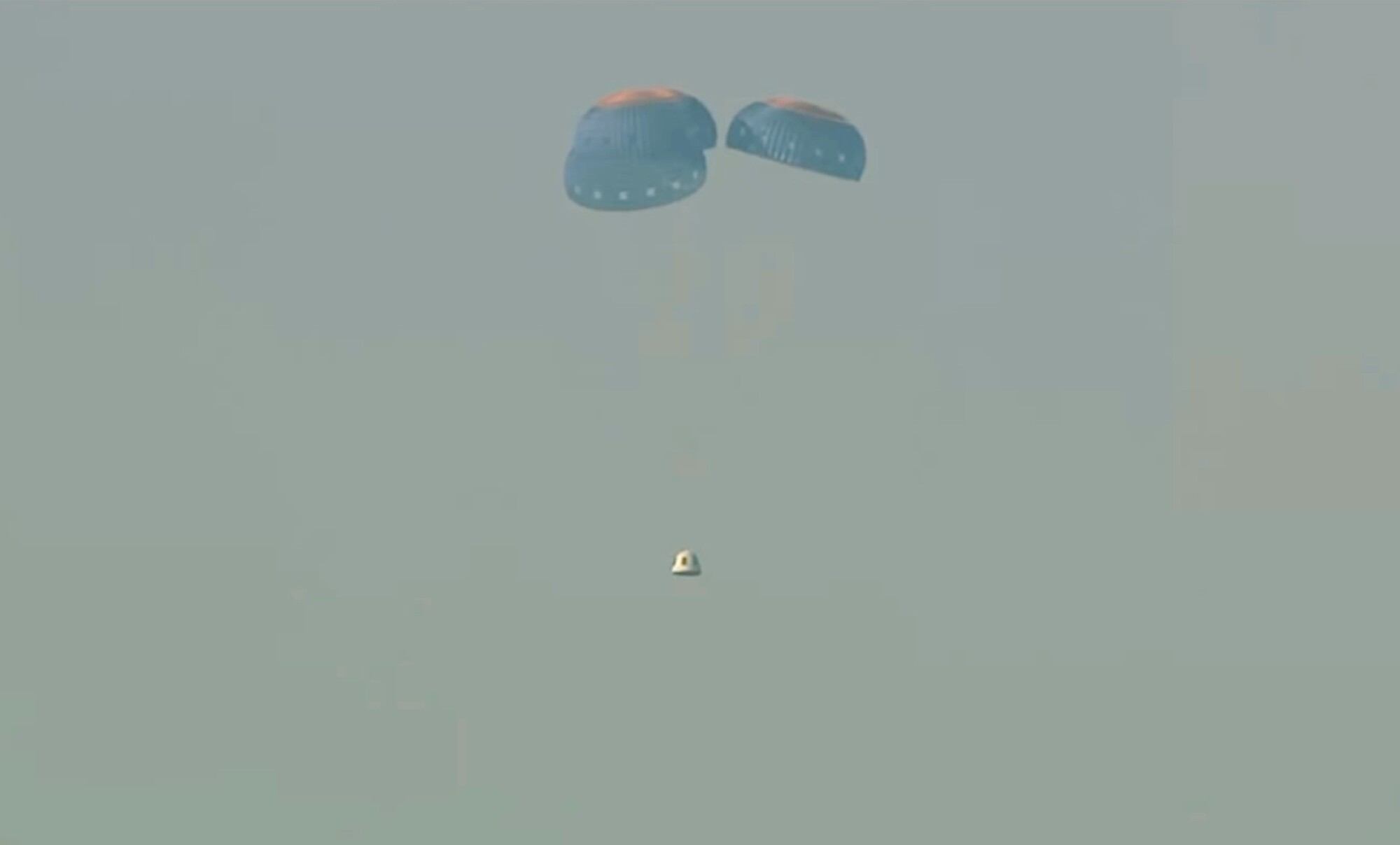 Rakete bez ľudskej posádky New Shepard spoločnosti Blue Origin zlyhal motor. Modul s experimentálnym materiálom a bez ľudskej posádky pristáva pomocou padákov v púšti po nevydarenom štarte. (12. september 2022)