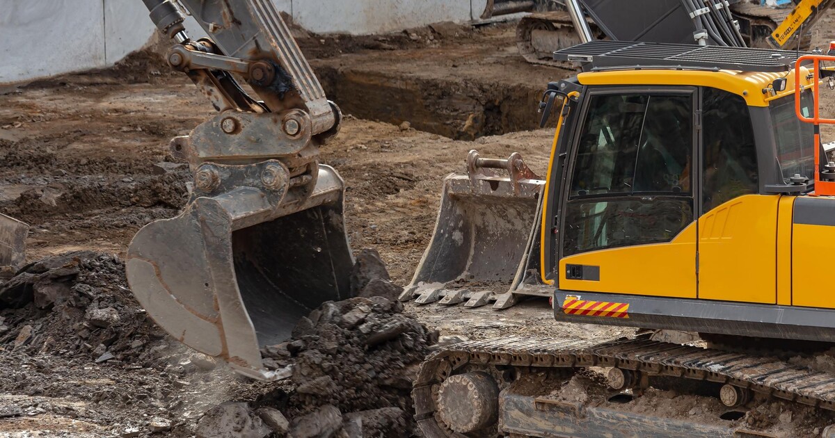 AKTUÁLNĚ: Bagrista v Praze vykopal kosti tří lidí. Může se jednat o nevyřešený zločin