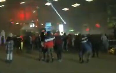 Vo Francúzsku sa od Silvestra koná párty s 2 500 ľuďmi. Zaútočili na policajtov a podpálili im auto.