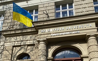 Pedagog Masarykovy univerzity údajně sexuálně zneužil studentku. Děkan ho odvolal.