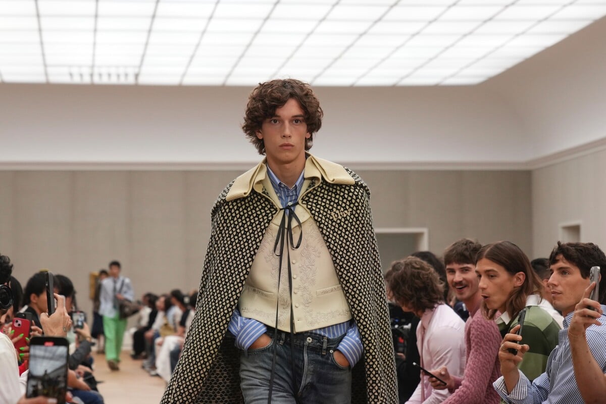 Severoírsky návrhár Jonathan Anderson predstavil svoju debutovú kolekciu pre Dior.