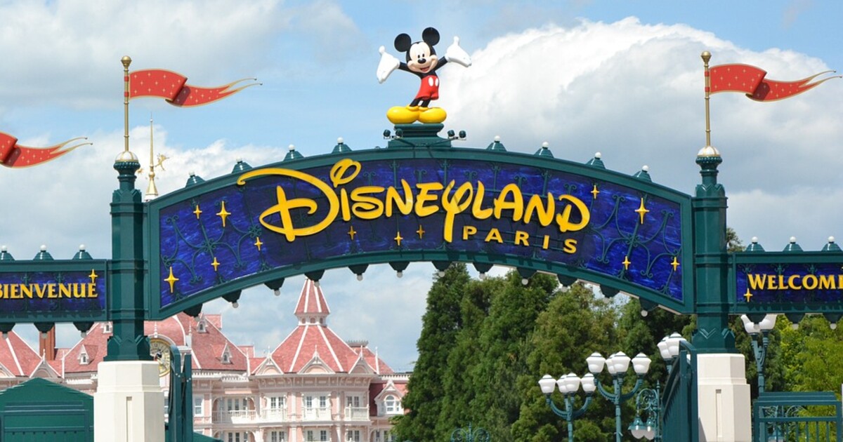 Mickeyho parlamentní klubík. Vlak plný europoslanců omylem odbočil do Disneylandu