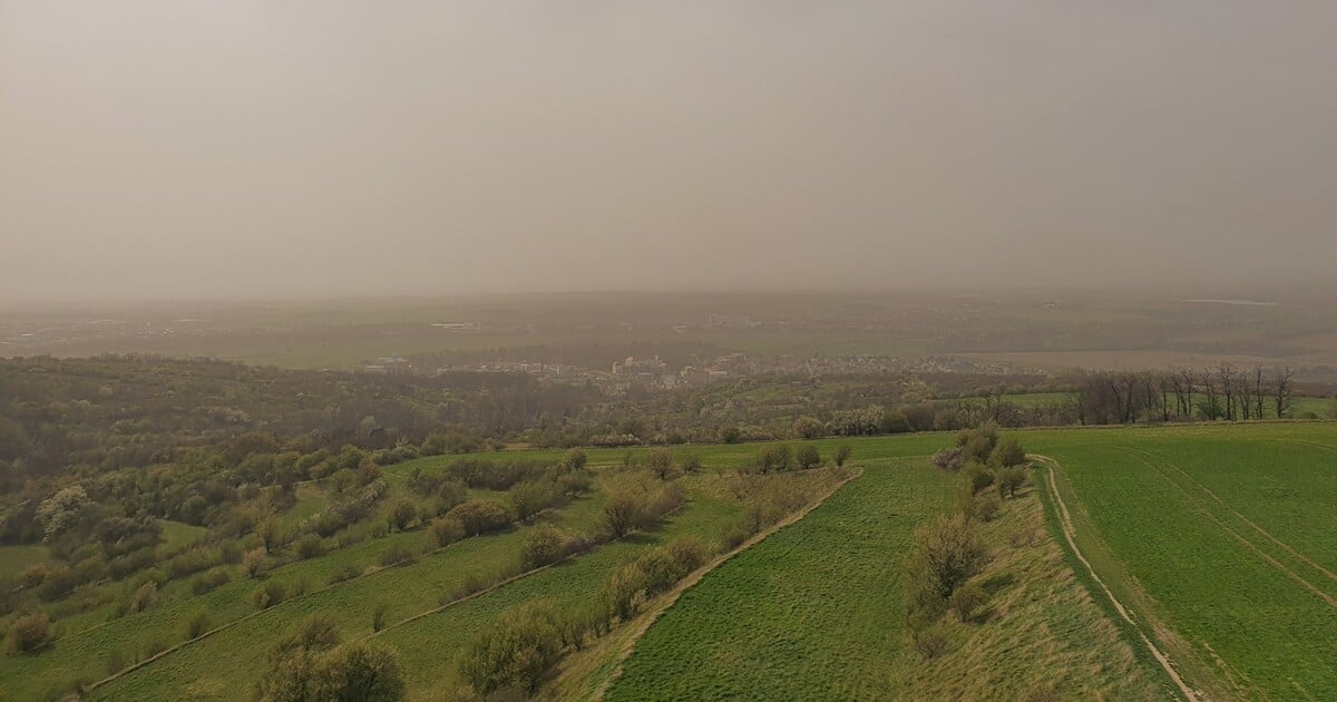 Nad Česko se dostal saharský prach. Ovlivní počasí, nebude tak modrá obloha