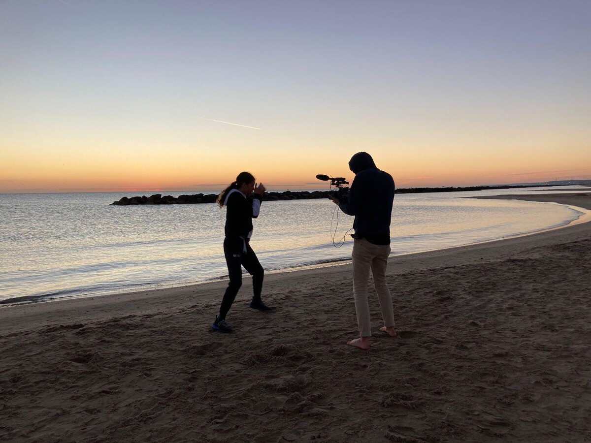 Štáb natáčí Viktorii Jílkovou během jednoho z turnajů.