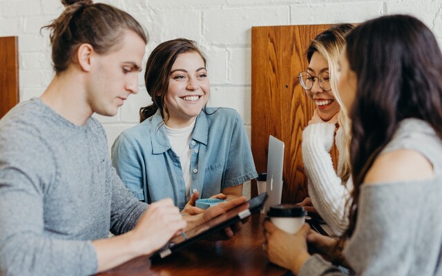 11 digitálních kurzů zdarma: Ovládni díky Harvardu nebo Googlu marketing či programování. Našli jsme i kurz, který ti zaplatí