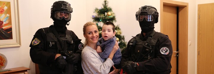 Krásné gesto: Slovenští policisté vysbírali pro chlapečka se vzácným onemocněním peníze na léčbu. Takto ho překvapili přímo doma