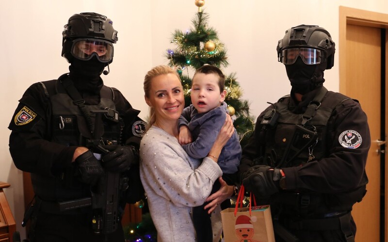 Krásné gesto: Slovenští policisté vysbírali pro chlapečka se vzácným onemocněním peníze na léčbu. Takto ho překvapili přímo doma.