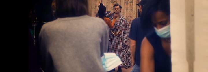 Harry Styles bourá hranice genderové módy: „Nemusí to být X, nebo Y. Tyto hranice se stále více stírají.“