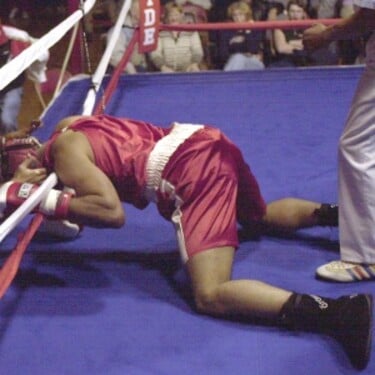 Pokiaľ boxer po zásahu súpera ostane na zemi, do koľko počíta rozhodca?