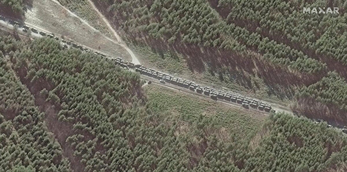 Na satelitnej snímke severný koniec konvoja ruských vozidiel, ktorý sa nachádza juhovýchodne od Ivankiva počas piateho dňa ruskej invázie na Ukrajinu v pondelok 28. februára 2022.