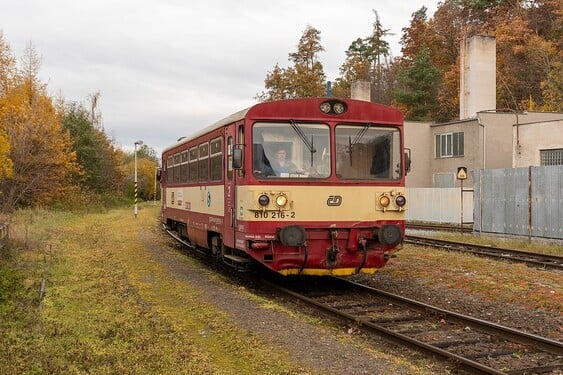 Tak tuhle lokomotivu řady 810 známe všichni. Je tak rozšířená, že si vysloužila přezdívek hned několik. Která jí přísluší? 