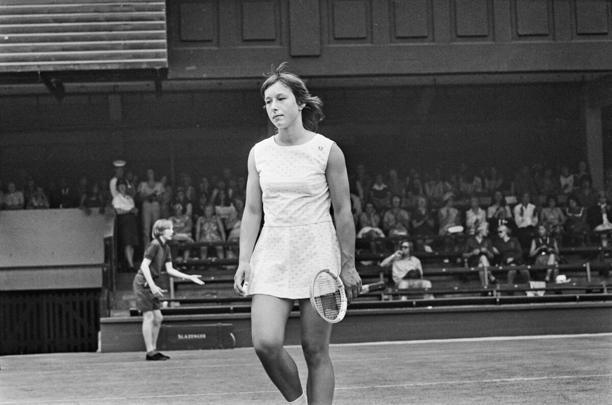 Martina Navrátilová během svého debutu na turnaji ve Wimbledonu v roce 1973. Tehdy jako sedmnáctiletá v 1. kole porazila Christine Janes 6:1, 6:4.