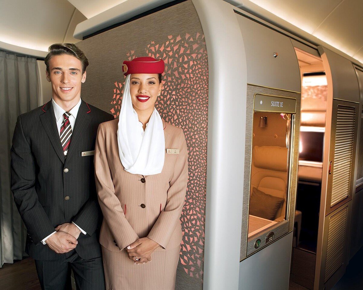 Letuška a stevard v leteckej spoločnosti Emirates. 