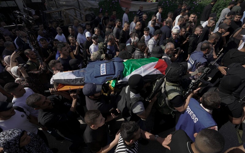Na pohřbu novinářky zastřelené v Izraeli zasahovali policisté. Osoby v procesí bili obušky.