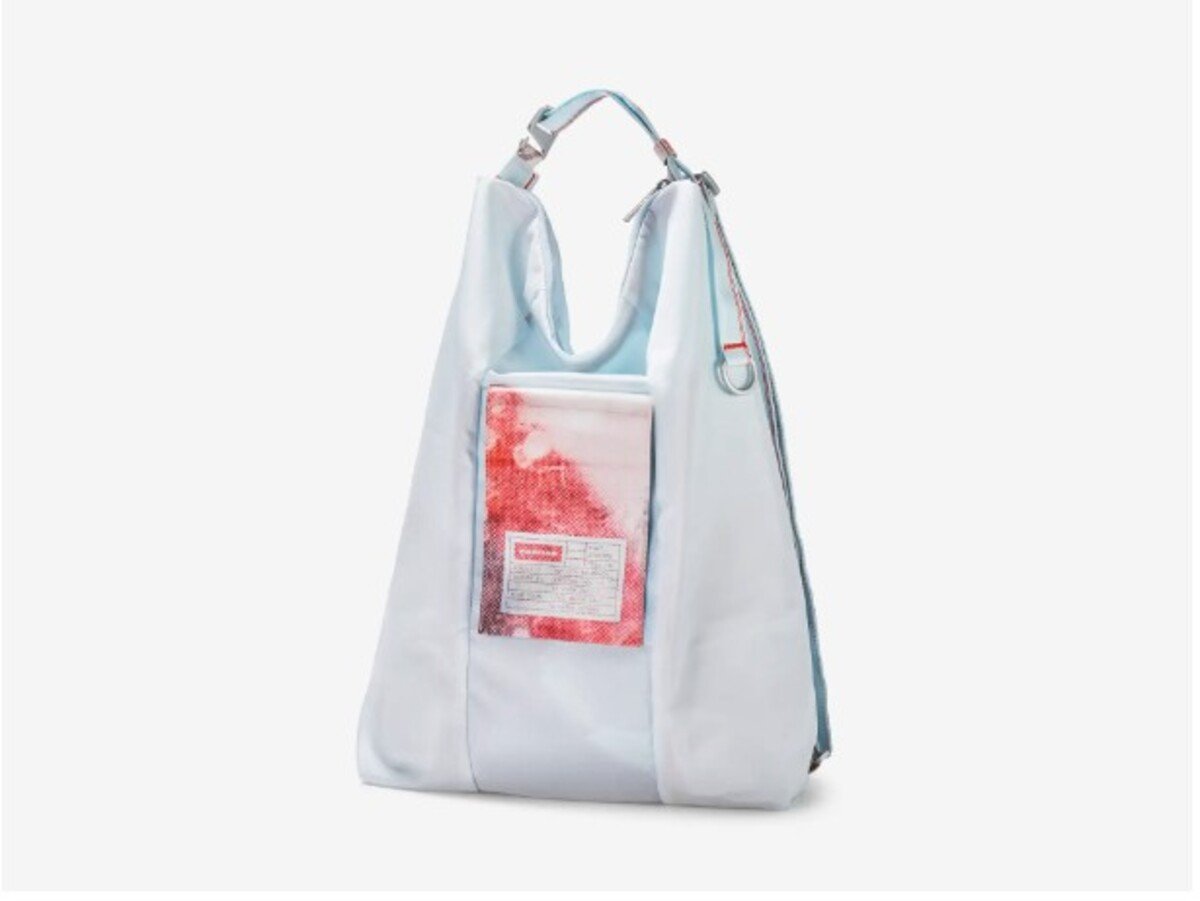 Dizjan tašiek je univerzálny, sú ľahko prenosné a vďaka popruhu sa dajú zároveň použiť aj ako taška cez rameno. 