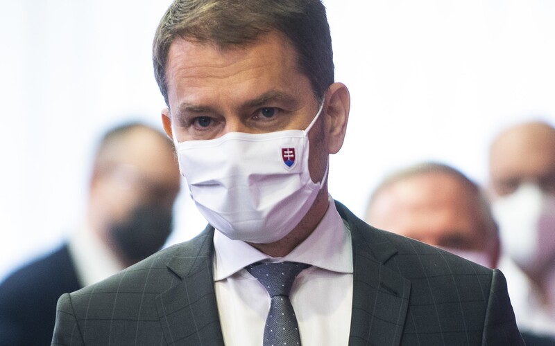 Premiér Matovič chaoticky reaguje na kolóny: Najprv obvinil policajtov, že kontrolujú každé jedno auto, status neskôr zmazal.