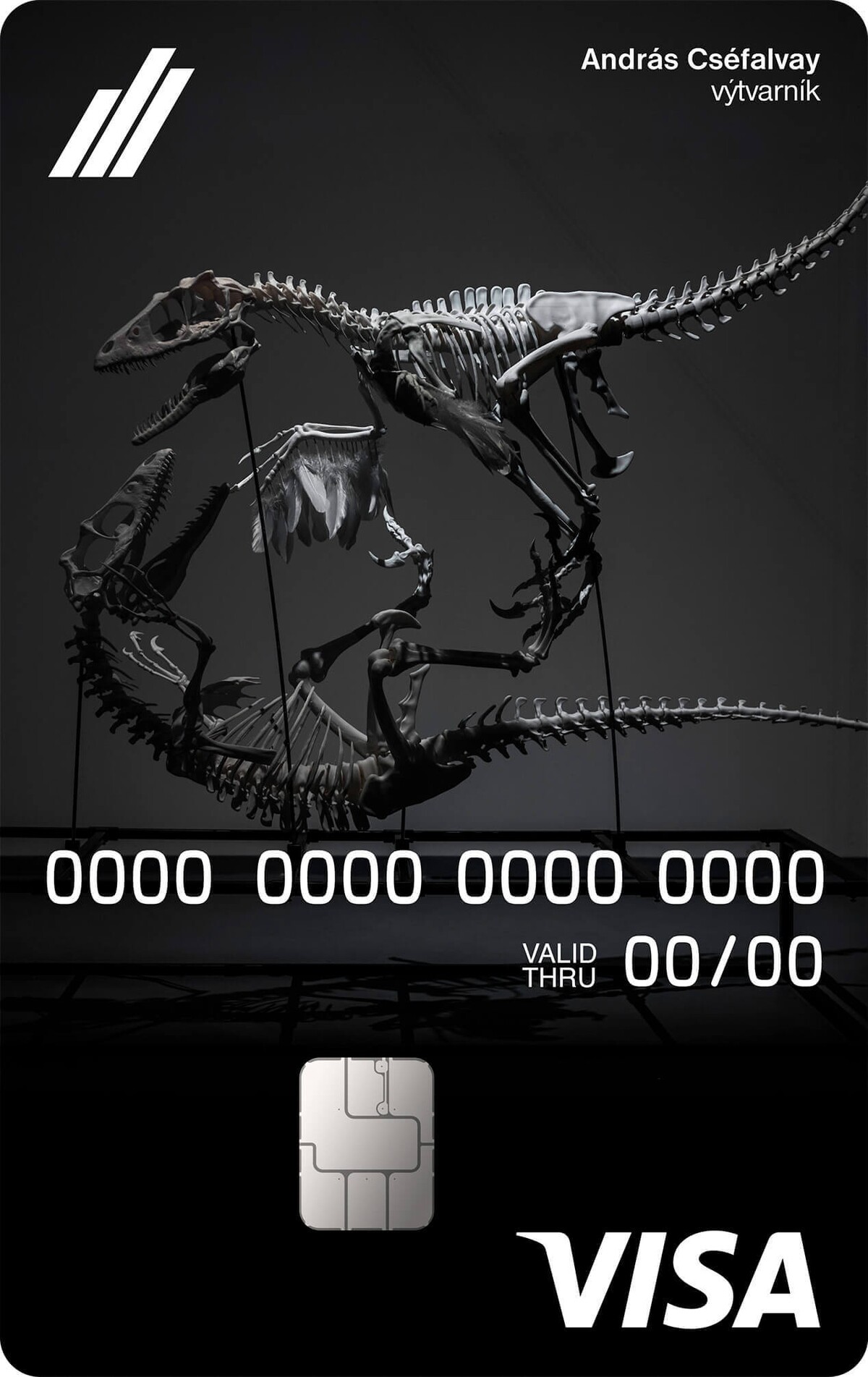 Súkromná debetná karta – Karta odkazuje na Triumph of Feathers, model bojujúcich dinosaurov vytvorený 3D tlačou od Andrása Cséfalvaya