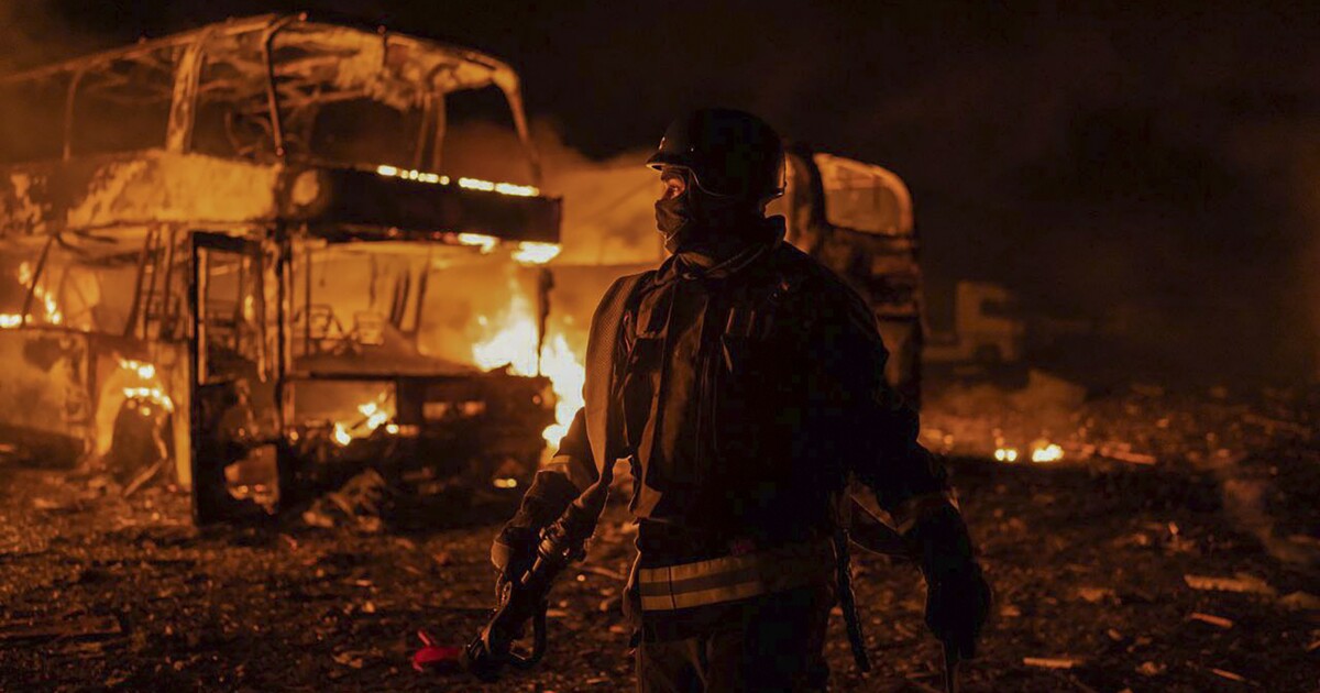 „Útok na hlavní město pokračuje, neopouštějte kryty.“ Kyjev od rána hlásí výbuchy